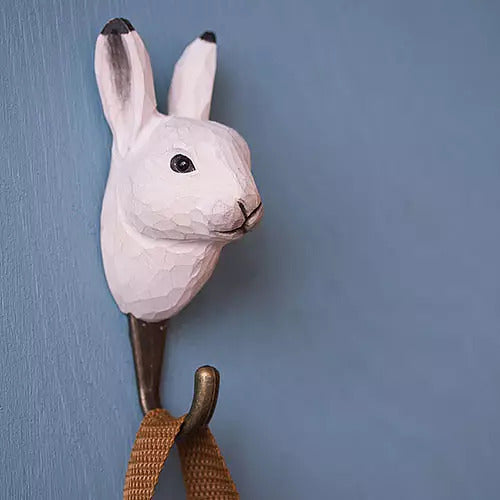 Polarhare-Krok fra Snekkerbua, en håndlaget jernkrok i form av en polarhare. Denne dekorative kroken er inspirert av det vakre arktiske dyrelivet og passer perfekt til både funksjon og som et unikt kunstverk i hjemmet. Med sitt detaljerte design, fanger denne kroken den naturlige skjønnheten og styrken til en polarhare, og gir en sjarmerende touch til gangen, kjøkkenet eller et annet rom. En utmerket gaveidé for natur- og dyrelskere som ønsker å bringe litt av villmarkens ånd inn i sitt hjem.