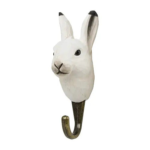 Polarhare-Krok fra Snekkerbua, en håndlaget jernkrok i form av en polarhare. Denne dekorative kroken er inspirert av det vakre arktiske dyrelivet og passer perfekt til både funksjon og som et unikt kunstverk i hjemmet. Med sitt detaljerte design, fanger denne kroken den naturlige skjønnheten og styrken til en polarhare, og gir en sjarmerende touch til gangen, kjøkkenet eller et annet rom. En utmerket gaveidé for natur- og dyrelskere som ønsker å bringe litt av villmarkens ånd inn i sitt hjem.