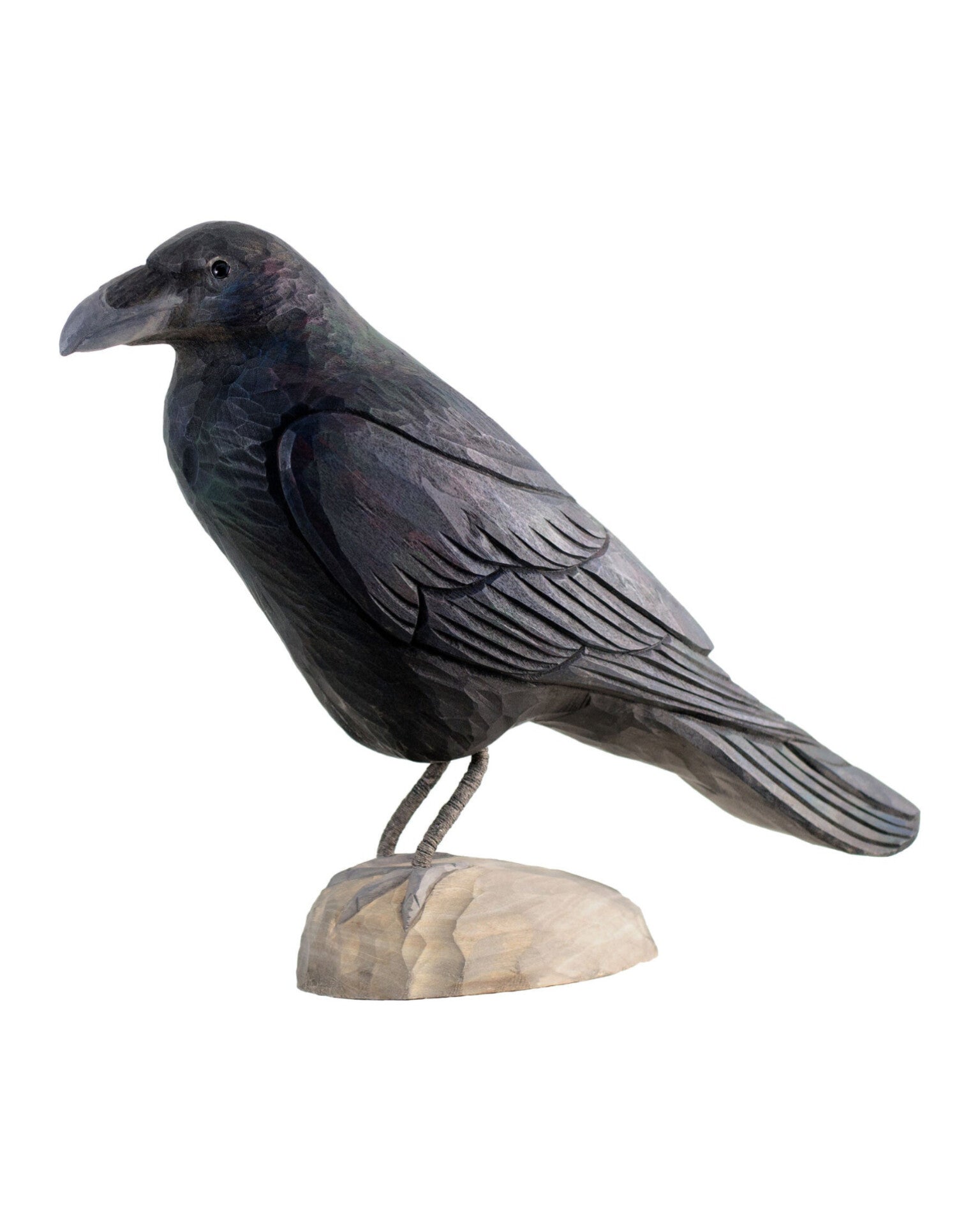 Ravn – trefugl fra Wildlife Garden hos Snekkerbua. Håndmalt og utskåret i tre, denne naturtro fuglefiguren fanger ravnens majestetiske uttrykk. Perfekt som dekorasjon eller gave til fugleelskere og naturelskere.