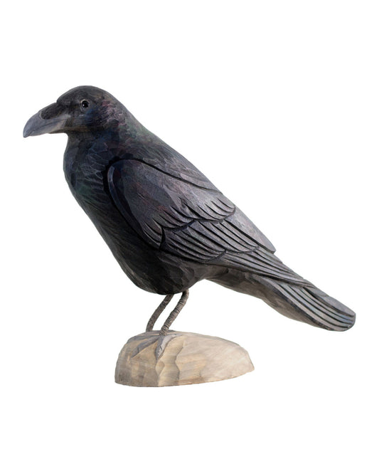 Ravn – trefugl fra Wildlife Garden hos Snekkerbua. Håndmalt og utskåret i tre, denne naturtro fuglefiguren fanger ravnens majestetiske uttrykk. Perfekt som dekorasjon eller gave til fugleelskere og naturelskere.