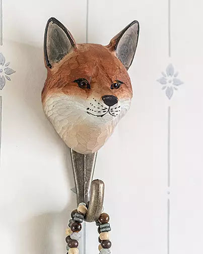 Reve-krok fra Wildlife Garden – en dekorativ og solid krok i håndmalt tre og metall. Perfekt for å henge opp klær, vesker eller nøkler med et naturinspirert preg.