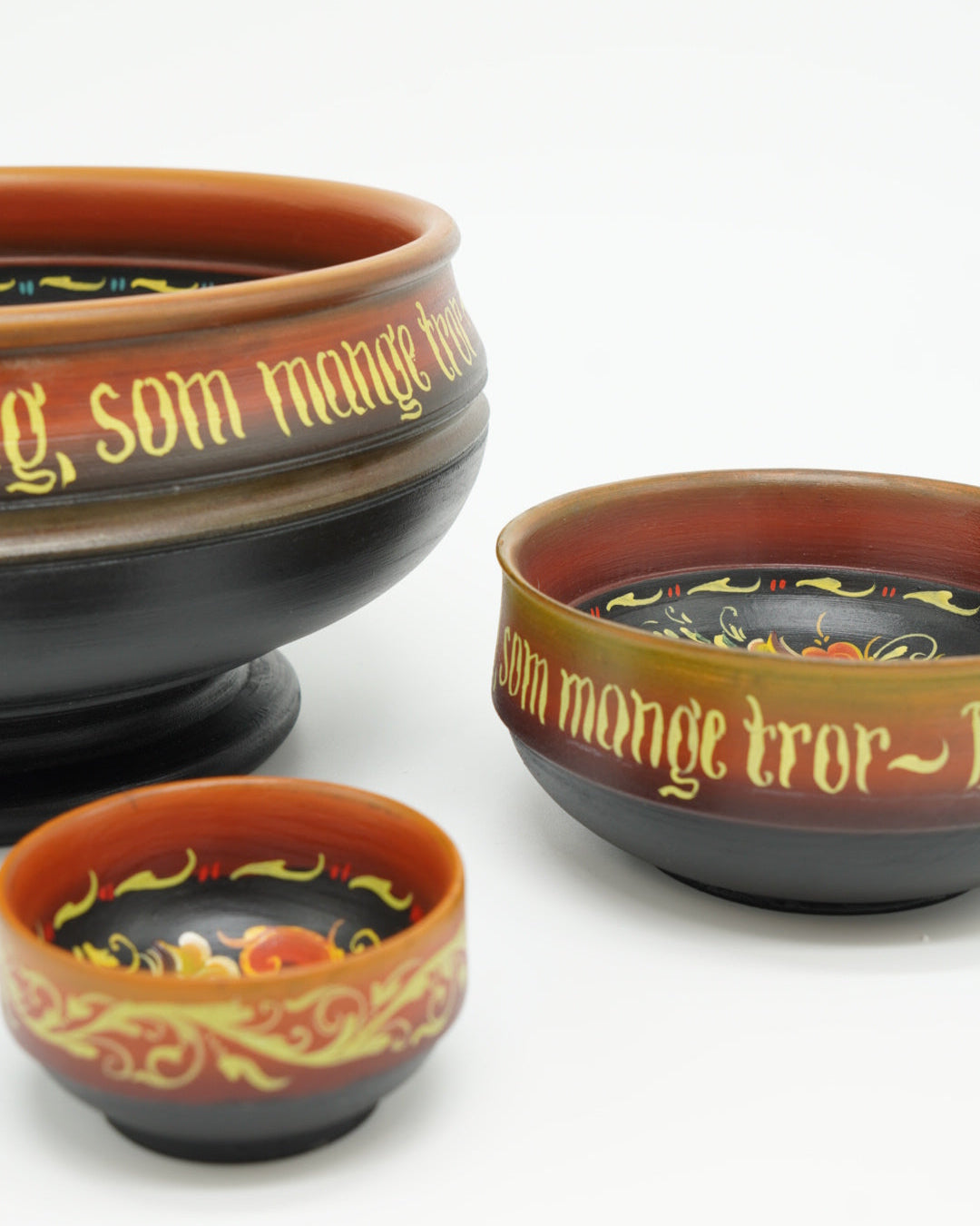 Rosemalte boller fra Snekkerbua – håndlagde, vakre treboller med tradisjonell rosemaling. Perfekte for å sette et personlig preg på bordet eller som en gave til dem som setter pris på norsk kunsthåndverk. Hver bolle er unik og bærer på historier fra norsk folkekunst.