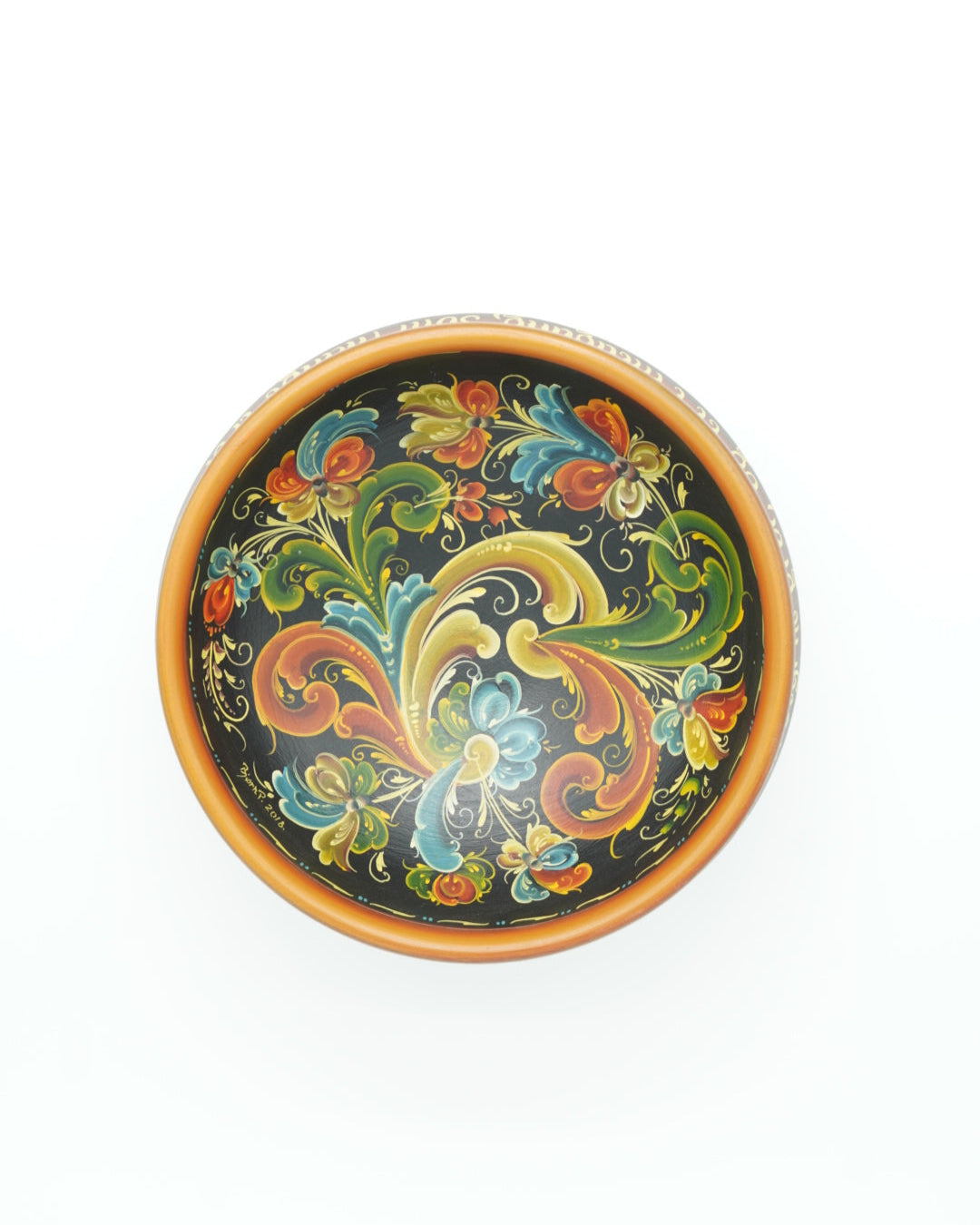 Rosemalte boller fra Snekkerbua – håndlagde, vakre treboller med tradisjonell rosemaling. Perfekte for å sette et personlig preg på bordet eller som en gave til dem som setter pris på norsk kunsthåndverk. Hver bolle er unik og bærer på historier fra norsk folkekunst.