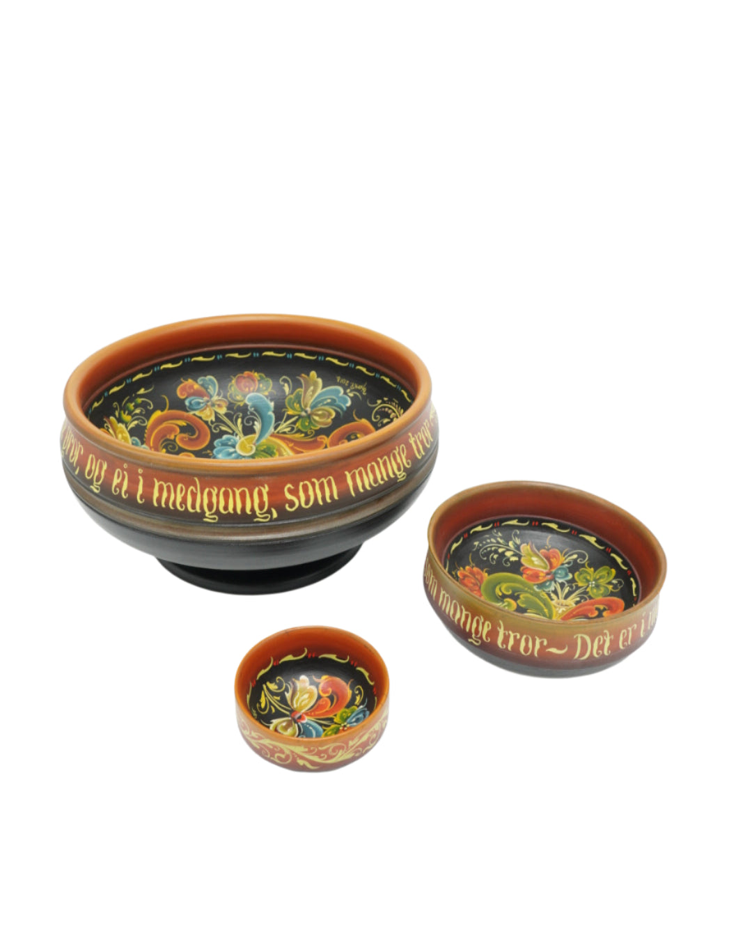 Rosemalte boller fra Snekkerbua – håndlagde, vakre treboller med tradisjonell rosemaling. Perfekte for å sette et personlig preg på bordet eller som en gave til dem som setter pris på norsk kunsthåndverk. Hver bolle er unik og bærer på historier fra norsk folkekunst.