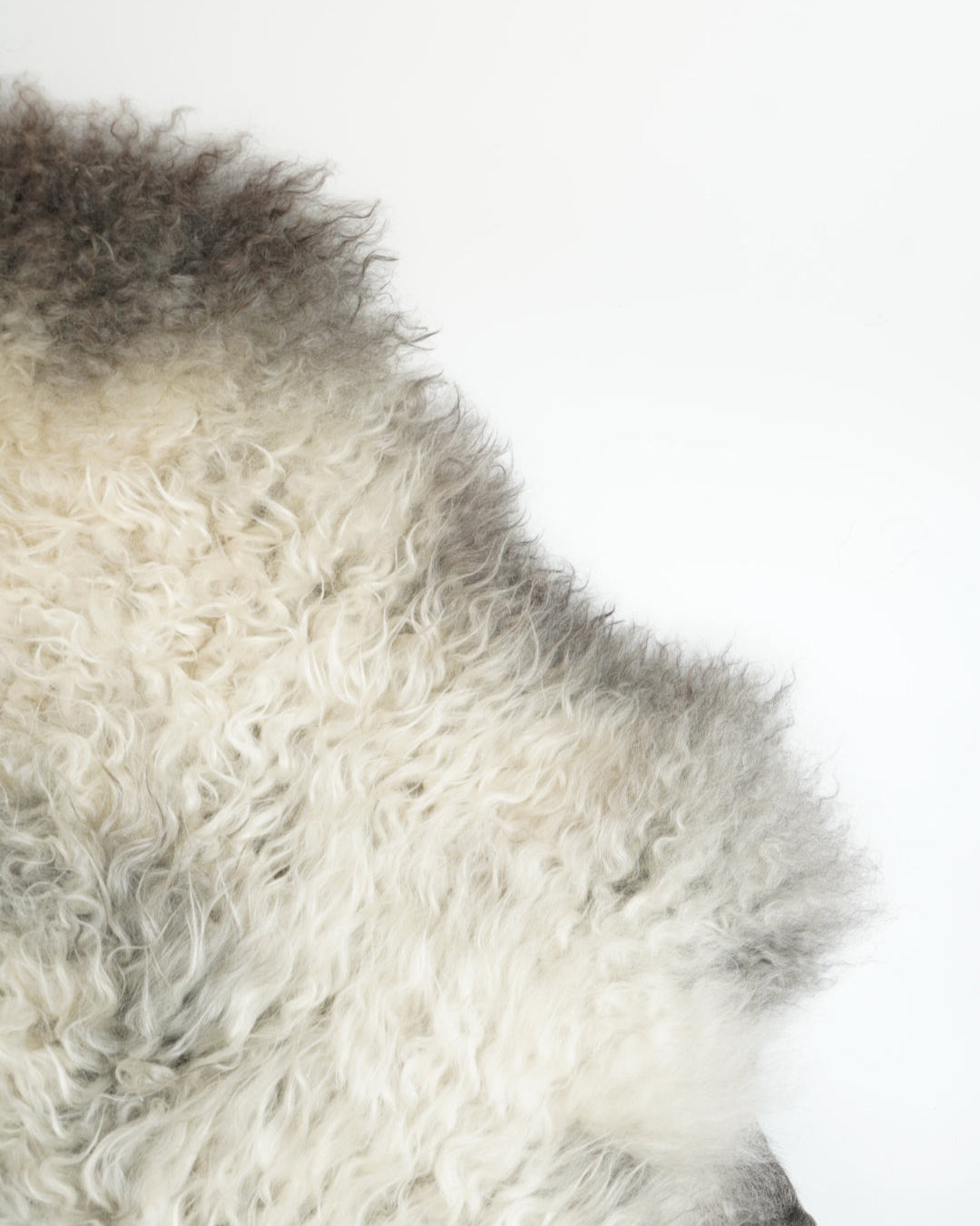 Saueskinn av Pelssau fra Snekkerbua, et luksuriøst og naturlig skinn som gir varme og komfort. Dette skinnet er hentet fra pelssauer, kjent for sitt myke og tykke pelslag. Perfekt som et dekorativt element i stuen, som et sitteunderlag eller som en varmekilde på kalde vinterdager. Håndplukket for sin kvalitet, gir dette saueskinnet et autentisk og rustikt preg til hjemmet ditt.