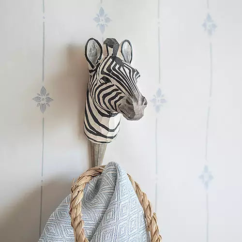 Sebra-Krok fra Wildlife Garden, en unik og dekorativ krok med et morsomt og eksotisk design. Laget av holdbart jern, gir denne krokens karakteristiske form et spennende innslag til hjemmet ditt. Perfekt for å henge opp alt fra klær til nøkler eller andre småting, og passer inn i både moderne og tradisjonelle interiører. Et flott tilskudd til hjemmet for dyreelskere eller de som ønsker et særpreg på innredningen.