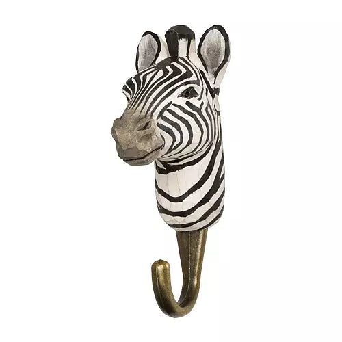 Sebra-Krok fra Wildlife Garden, en unik og dekorativ krok med et morsomt og eksotisk design. Laget av holdbart jern, gir denne krokens karakteristiske form et spennende innslag til hjemmet ditt. Perfekt for å henge opp alt fra klær til nøkler eller andre småting, og passer inn i både moderne og tradisjonelle interiører. Et flott tilskudd til hjemmet for dyreelskere eller de som ønsker et særpreg på innredningen.