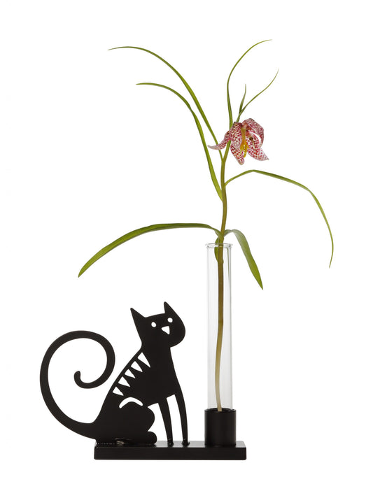 Sitting Cat – jernlysestake fra Snekkerbua, en stilfull og moderne lysestake formet som en sittende katt. Denne vakre lysestaken kombinerer kunsthåndverk og funksjonalitet, og gir et elegant preg til ethvert rom. Perfekt for dyreelskere eller som en unik gaveidé. Laget av holdbart jern, denne lysestaken lyser opp rommet samtidig som den tilfører et sofistikert og lekent element til interiøret.