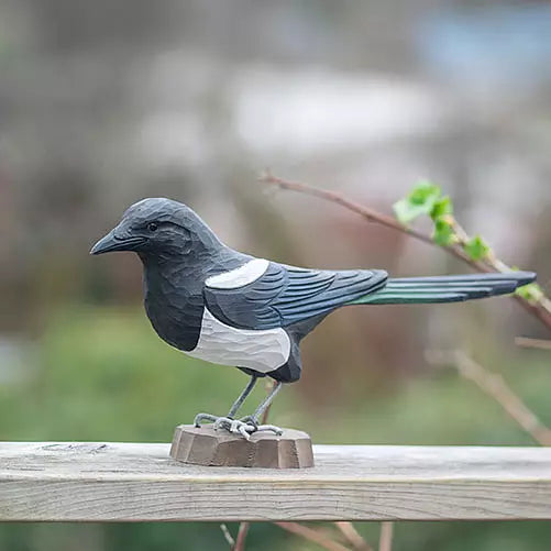 Skjære – trefugl fra Snekkerbua, håndlaget trefigur fra Wildlife Garden som fremhever den karakteristiske skjønnheten til skjæren. Denne detaljerte og naturtro dekorasjonen gir et unikt preg til hjemmet ditt. Perfekt som gave til fugleelskere eller som et flott tillegg til din egen samling av naturinspirerte kunstverk. Skjæren er laget i solid tre og passer perfekt inn i både moderne og rustikk innredning.
