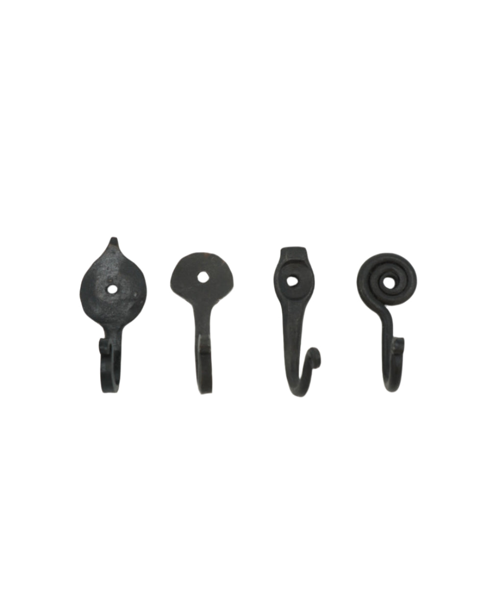 Små jernkroker fra Snekkerbua, perfekte for å henge opp mindre gjenstander på en praktisk og stilfull måte. Laget av solid jern, disse krokene tilfører et rustikt preg til ethvert rom eller uteområde. Ideelle for oppbevaring og dekorasjon.