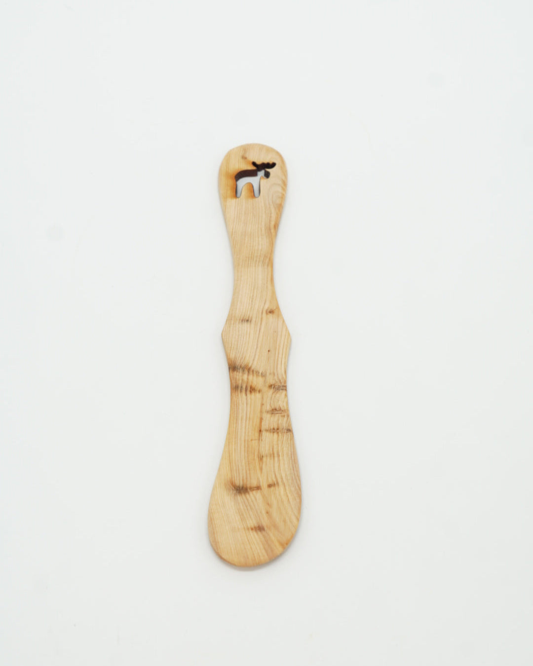 Smørkniver i tre fra Snekkerbua. Håndlagde smørkniver som kombinerer funksjonalitet med naturens estetikk. Laget i solid treverk for en perfekt spredning av smør, margarin eller pålegg. En praktisk og elegant tillegg til ditt kjøkkenutstyr, og et flott alternativ til plast eller metallkniver.