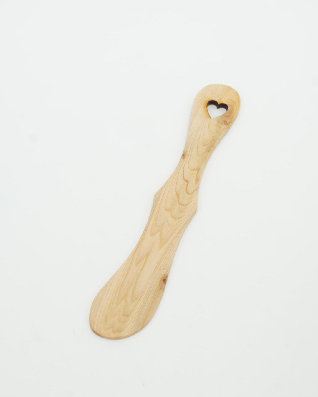 Smørkniver i tre fra Snekkerbua. Håndlagde smørkniver som kombinerer funksjonalitet med naturens estetikk. Laget i solid treverk for en perfekt spredning av smør, margarin eller pålegg. En praktisk og elegant tillegg til ditt kjøkkenutstyr, og et flott alternativ til plast eller metallkniver.