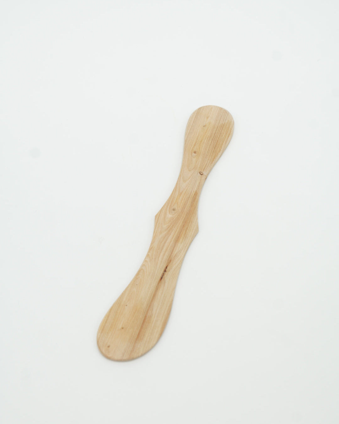 Smørkniver i tre fra Snekkerbua. Håndlagde smørkniver som kombinerer funksjonalitet med naturens estetikk. Laget i solid treverk for en perfekt spredning av smør, margarin eller pålegg. En praktisk og elegant tillegg til ditt kjøkkenutstyr, og et flott alternativ til plast eller metallkniver.