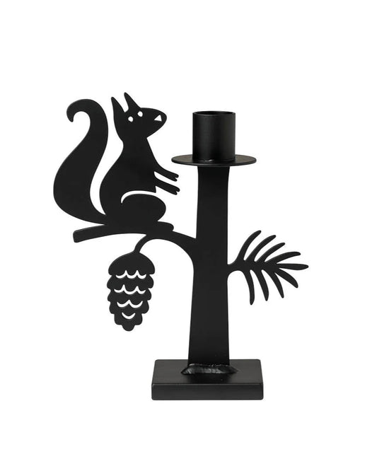 Squirrel jernlysestake fra Snekkerbua, en elegant og unik lysestake i jern med et eikenøtttema. Gir et koselig og naturinspirert preg til ethvert rom.