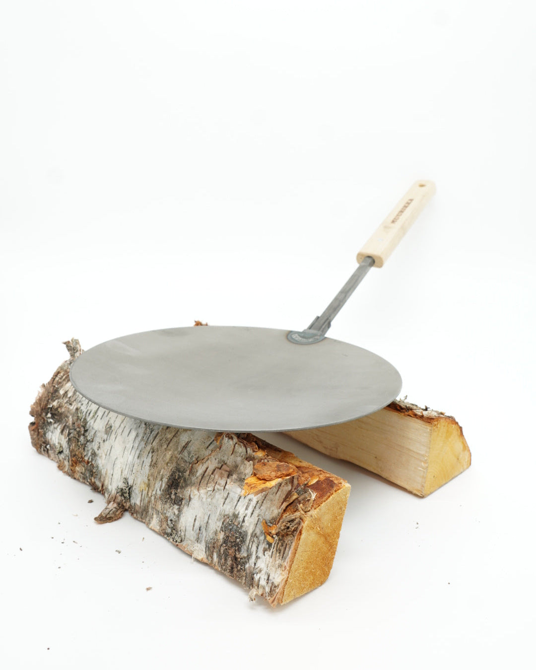 Stekepanne Muurikka til Bål fra Snekkerbua, laget for utendørs matlaging. Denne robuste stekepannen er ideell for bål og grilling, og gir deg muligheten til å tilberede deilige måltider i naturen. Perfekt for camping og friluftsliv.