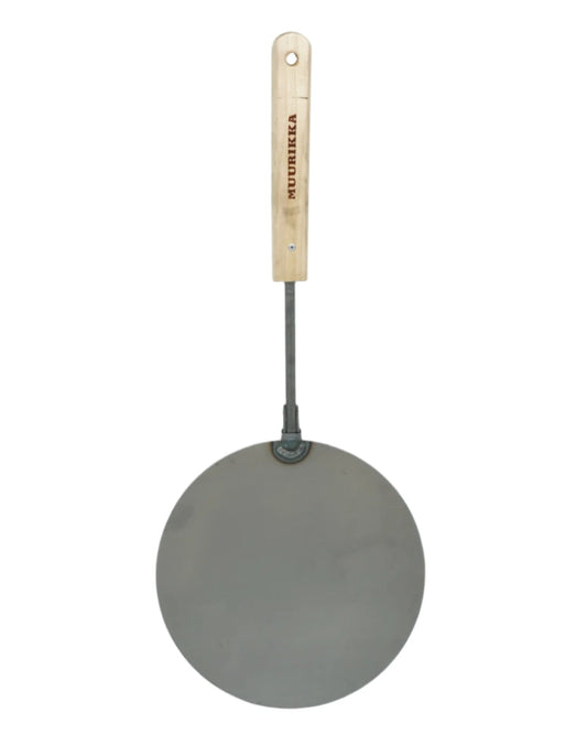Stekepanne Muurikka til Bål fra Snekkerbua, laget for utendørs matlaging. Denne robuste stekepannen er ideell for bål og grilling, og gir deg muligheten til å tilberede deilige måltider i naturen. Perfekt for camping og friluftsliv.