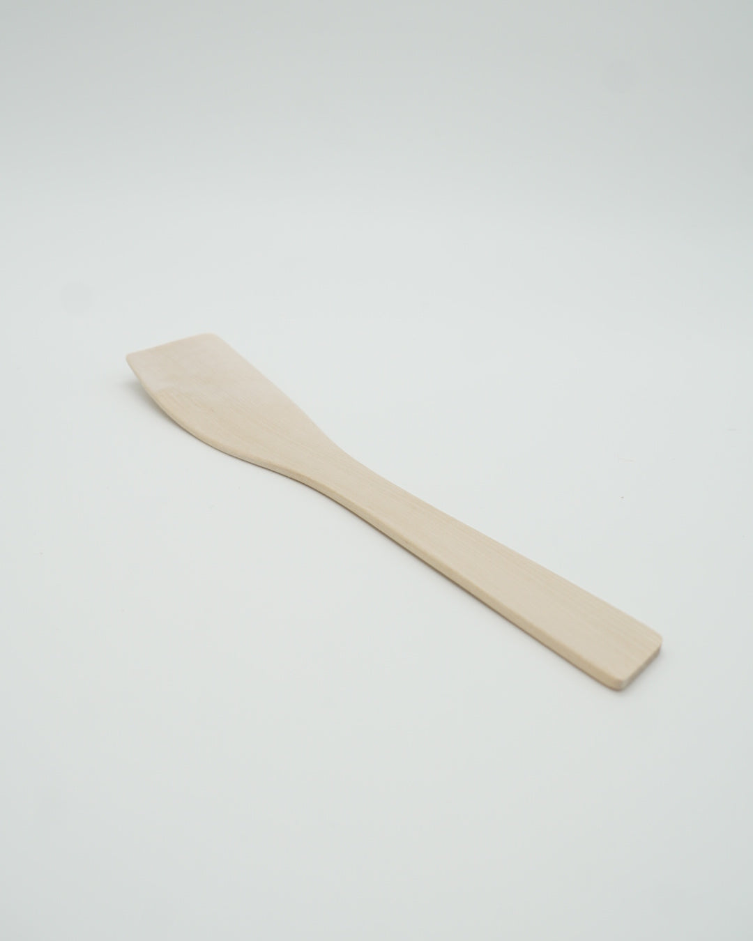 Stekespade i Tre fra Snekkerbua, et klassisk og funksjonelt kjøkkenredskap. Laget av solid treverk for varsom bruk, og ideell for både steking og servering. Et naturlig valg for det moderne kjøkkenet med et tradisjonelt preg.