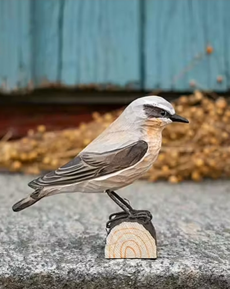 Stenskvett – trefugl fra Snekkerbua, håndlaget trefigur som fremhever den fine detaljerte utformingen av fuglen. En perfekt dekorasjon for å bringe naturens skjønnhet inn i hjemmet.
