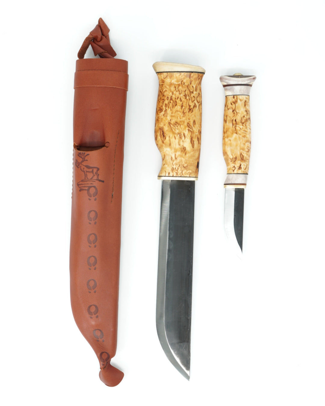 Stor Samisk Kniv 2 i 1 fra Snekkerbua, et allsidig verktøy som kombinerer både kniv og skjæreblad. Perfekt for både friluftsliv og håndverk, med et vakkert samisk design som gir både funksjonalitet og estetikk.