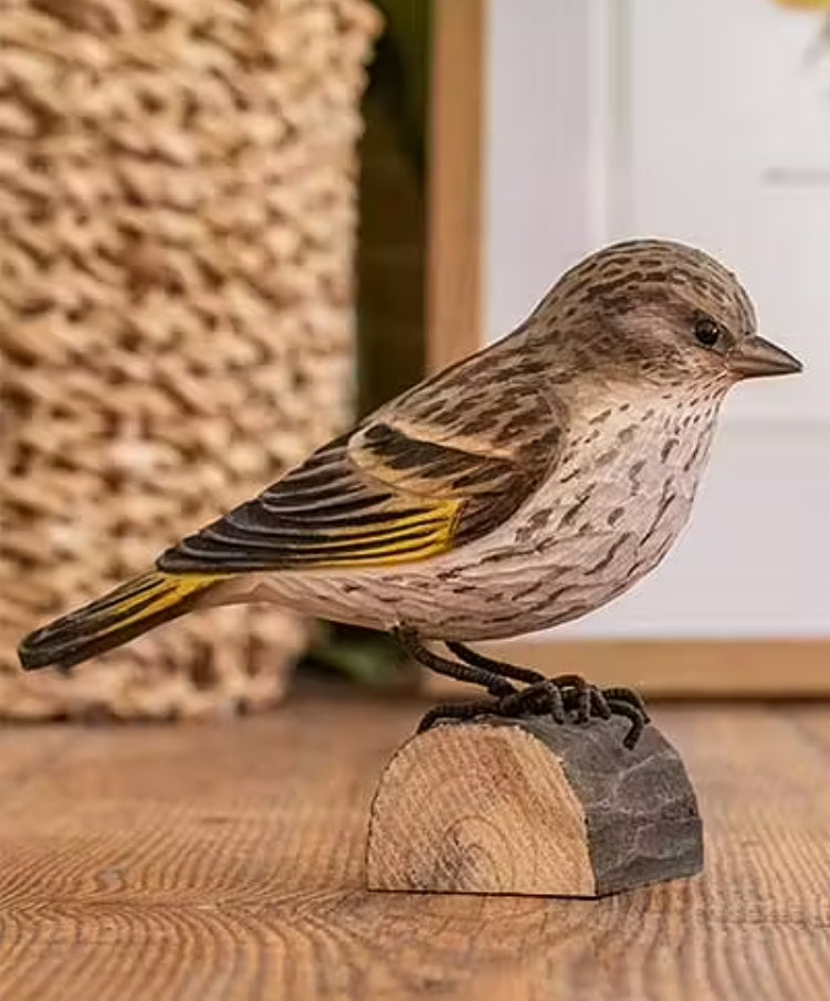 Stripesisik – trefugl fra Wildlife Garden hos Snekkerbua, en håndlaget trefigur som fanger den unike skjønnheten til stripesisiken. En ideell dekorasjon for hjemmet eller som en gave til naturelskere, med et naturlig preg som beriker ethvert rom.