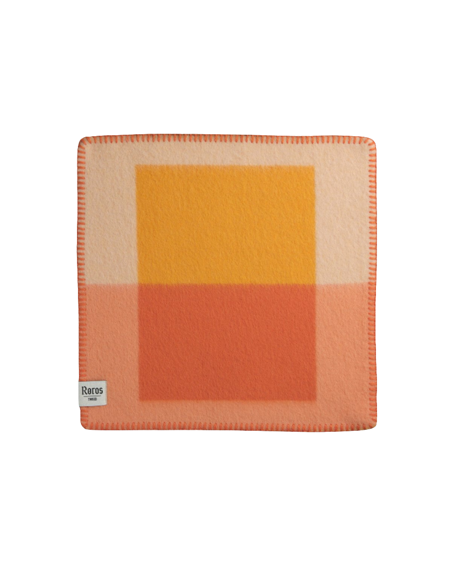 Syndin Cloudberry sitteunderlag fra Røros Tweed, et komfortabelt og slitesterkt sitteunderlag laget av høy kvalitet ull, perfekt for utebruk eller som et stilfullt element i hjemmet.