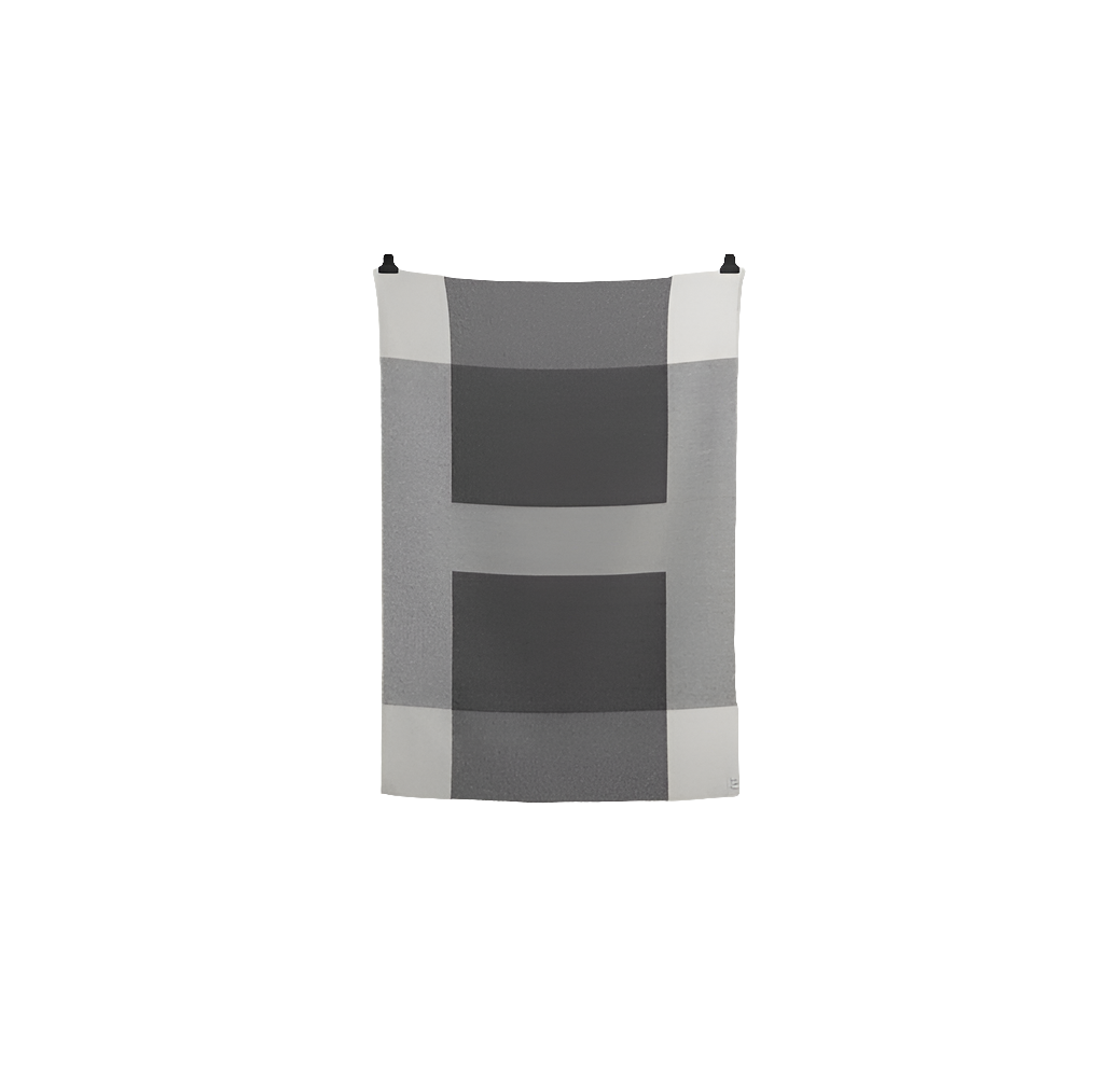 Syndin Slate ullpledd fra Røros Tweed, laget av høy kvalitets ull for ekstra varme og komfort. Perfekt for koselige kvelder hjemme eller utendørs bruk.