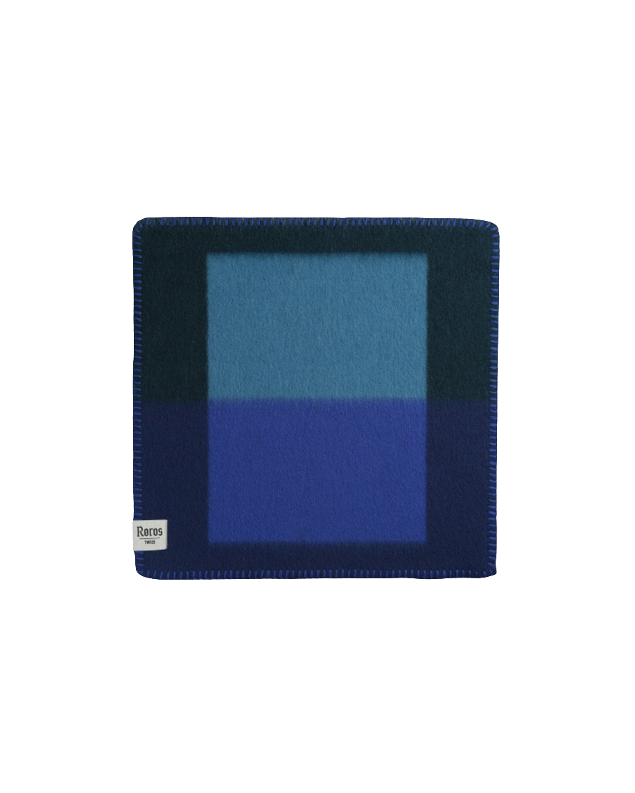 Syndin Well sitteunderlag fra Røros Tweed, laget for optimal komfort og isolasjon. Perfekt for både utendørs eventyr og innendørs bruk, og holder deg varm på kalde underlag.