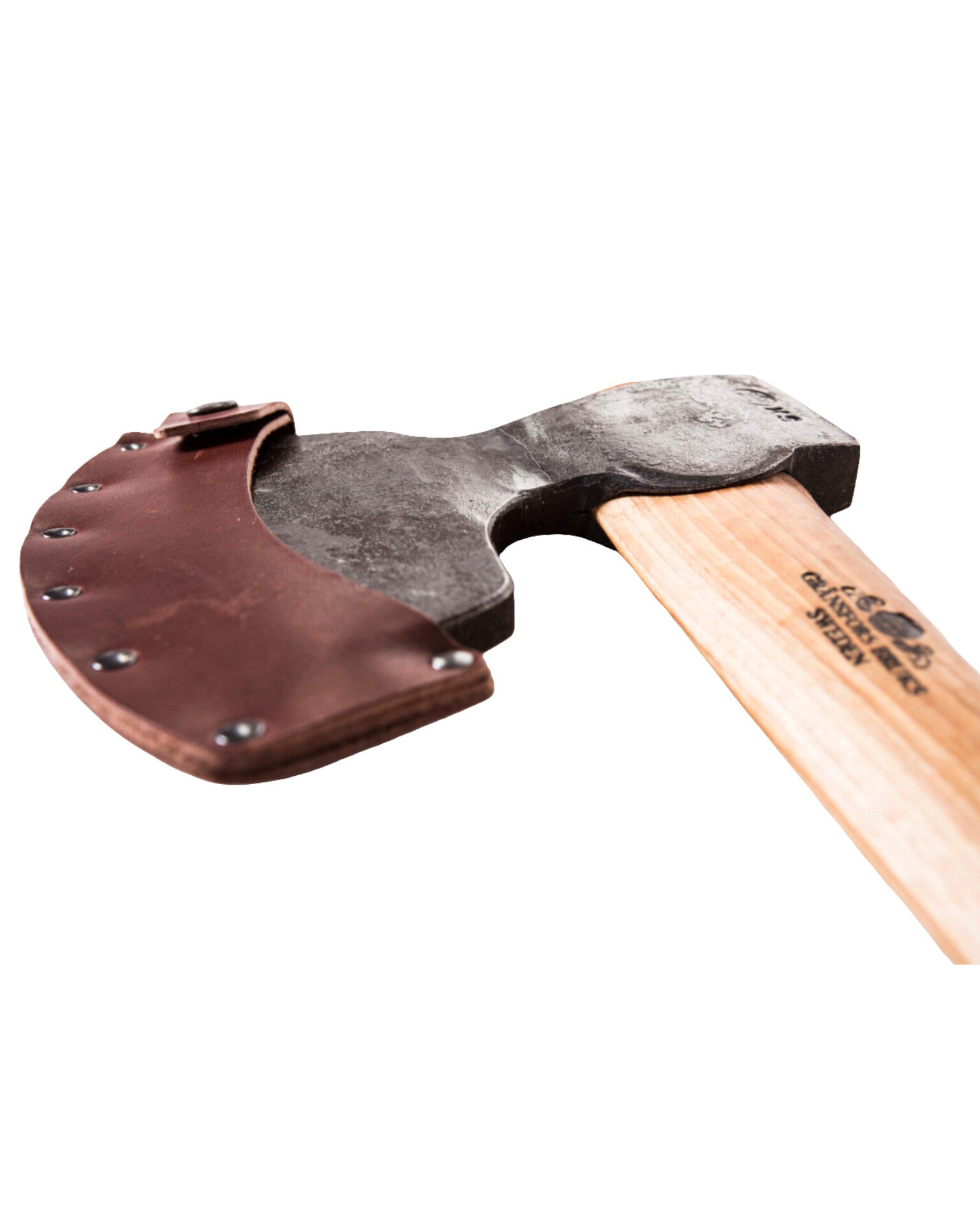 Tømmerbile 1900 Øks fra Snekkerbua. Denne robuste øksen er inspirert av tradisjonelt håndverk og er ideell for grovt tømmerarbeid. Øksen har et solid stålblad og en ergonomisk håndtak i tre for optimal kontroll og komfort under bruk. Perfekt for både profesjonelle håndverkere og hobbyister som trenger et pålitelig verktøy til skjæring og bearbeiding av tømmer. Øksen er en utmerket investering for de som ønsker et kvalitetsverktøy med lang levetid.