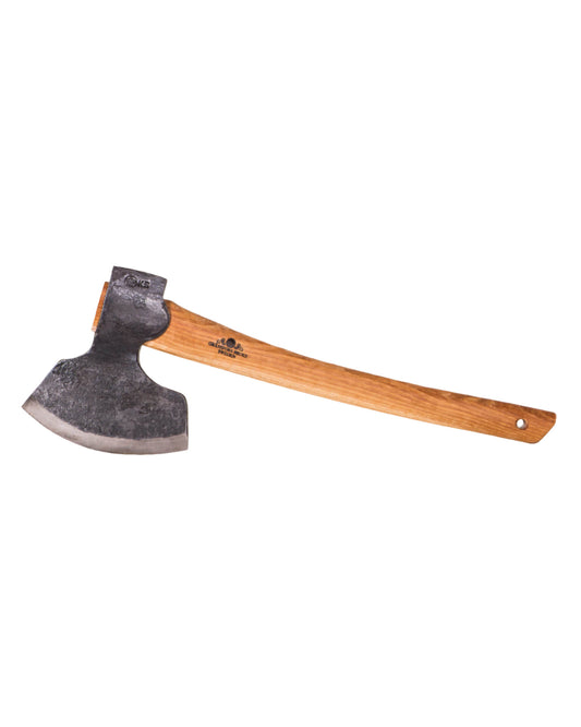 Tømmerbile 1900 Øks fra Snekkerbua. Denne robuste øksen er inspirert av tradisjonelt håndverk og er ideell for grovt tømmerarbeid. Øksen har et solid stålblad og en ergonomisk håndtak i tre for optimal kontroll og komfort under bruk. Perfekt for både profesjonelle håndverkere og hobbyister som trenger et pålitelig verktøy til skjæring og bearbeiding av tømmer. Øksen er en utmerket investering for de som ønsker et kvalitetsverktøy med lang levetid.