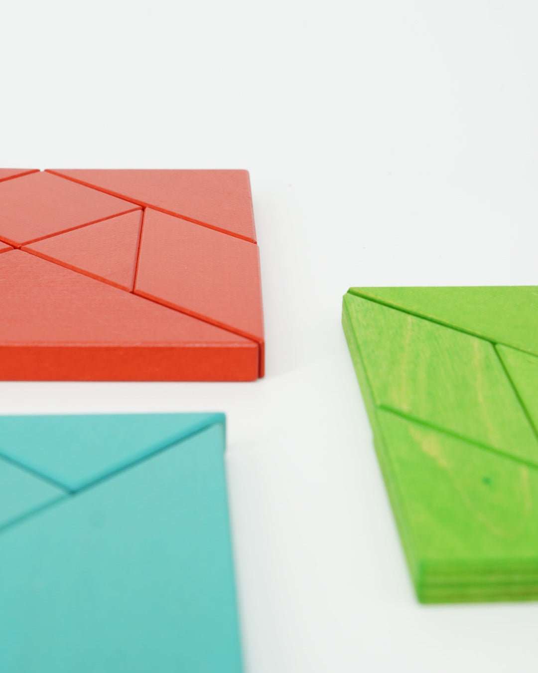 Tangram trepuslespill, en klassisk og kreativ hjernetrim med syv geometriske brikker som kan formes til ulike figurer. Perfekt for både voksne og barn, og et flott pedagogisk verktøy for å utvikle romforståelse og problemløsningsevner.