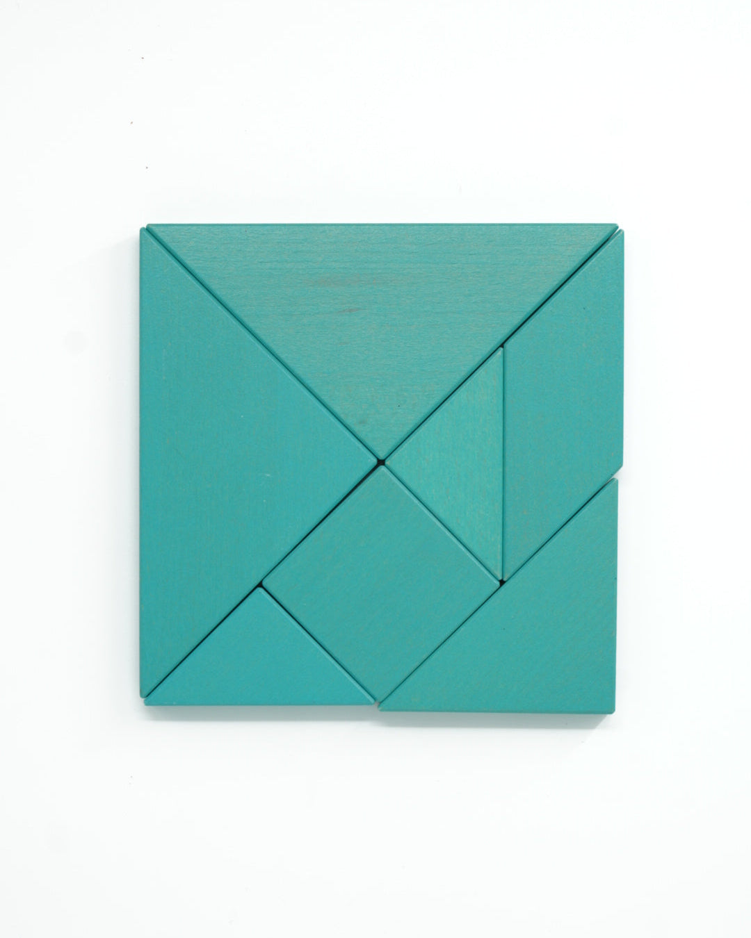 Tangram trepuslespill, en klassisk og kreativ hjernetrim med syv geometriske brikker som kan formes til ulike figurer. Perfekt for både voksne og barn, og et flott pedagogisk verktøy for å utvikle romforståelse og problemløsningsevner.