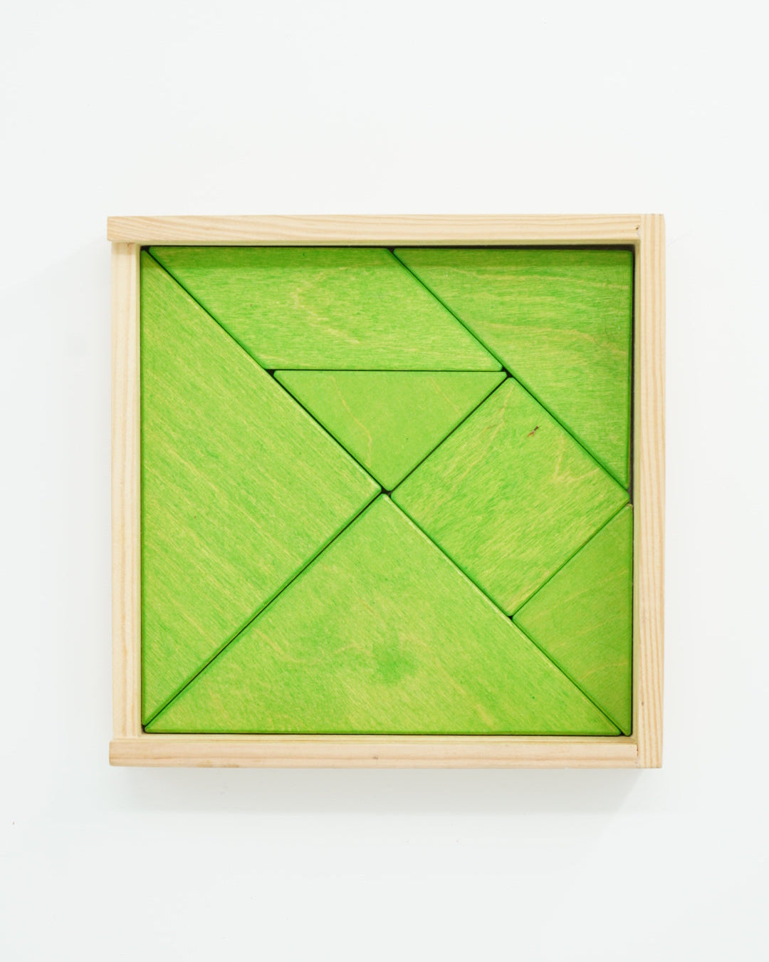 Tangram trepuslespill, en klassisk og kreativ hjernetrim med syv geometriske brikker som kan formes til ulike figurer. Perfekt for både voksne og barn, og et flott pedagogisk verktøy for å utvikle romforståelse og problemløsningsevner.