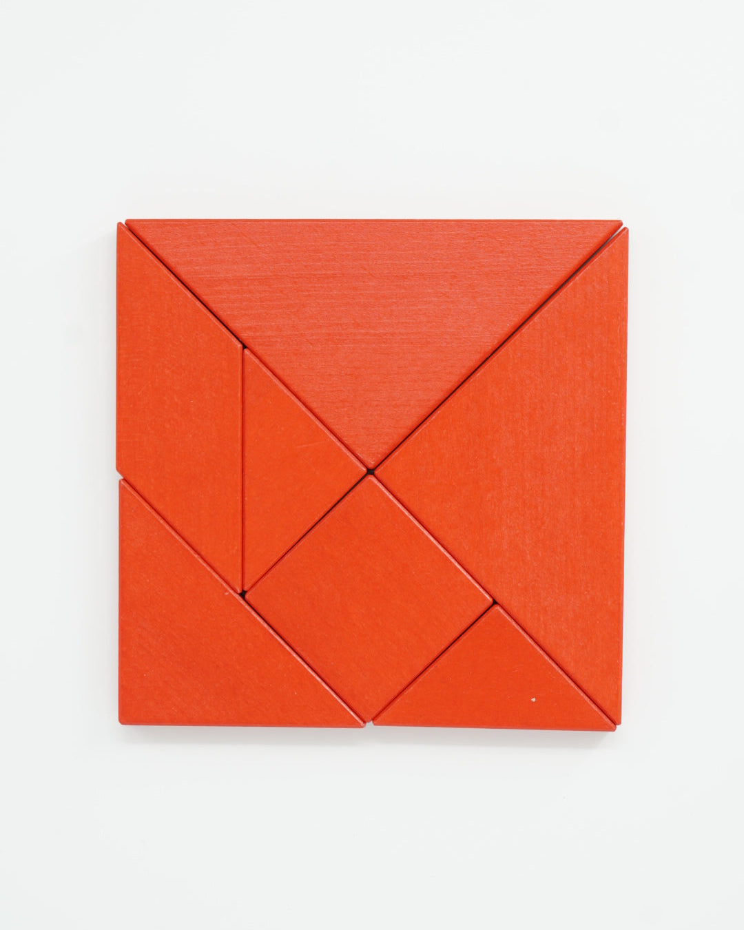 Tangram trepuslespill, en klassisk og kreativ hjernetrim med syv geometriske brikker som kan formes til ulike figurer. Perfekt for både voksne og barn, og et flott pedagogisk verktøy for å utvikle romforståelse og problemløsningsevner.