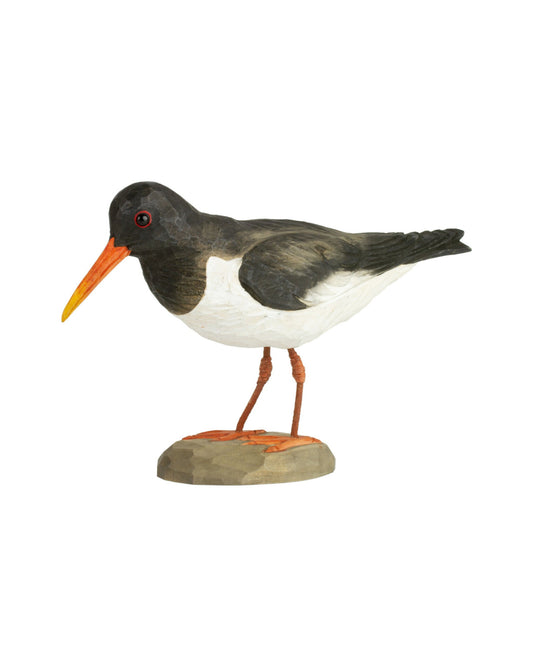 Tjell trefugl, en sjarmerende dekorasjon i tre som skildrer en av våre vakre fuglearter. Perfekt som et naturlig innslag i hjemmet eller som en gave til naturentusiaster.