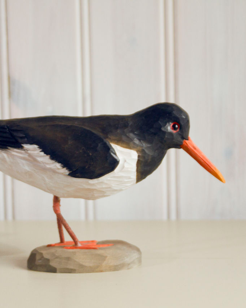 Tjell trefugl, en sjarmerende dekorasjon i tre som skildrer en av våre vakre fuglearter. Perfekt som et naturlig innslag i hjemmet eller som en gave til naturentusiaster.