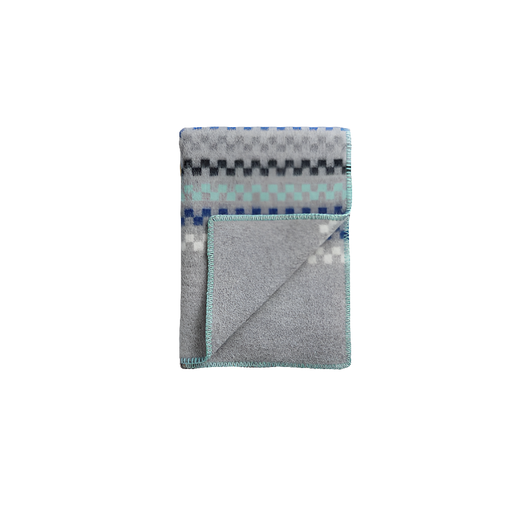 Toskaft grå med blått ullpledd fra Røros Tweed, tilgjengelig hos Snekkerbua. Et stilfullt og varmt pledd laget av høy kvalitet ull, perfekt for koselige stunder hjemme eller som et elegant tilskudd til innredningen.