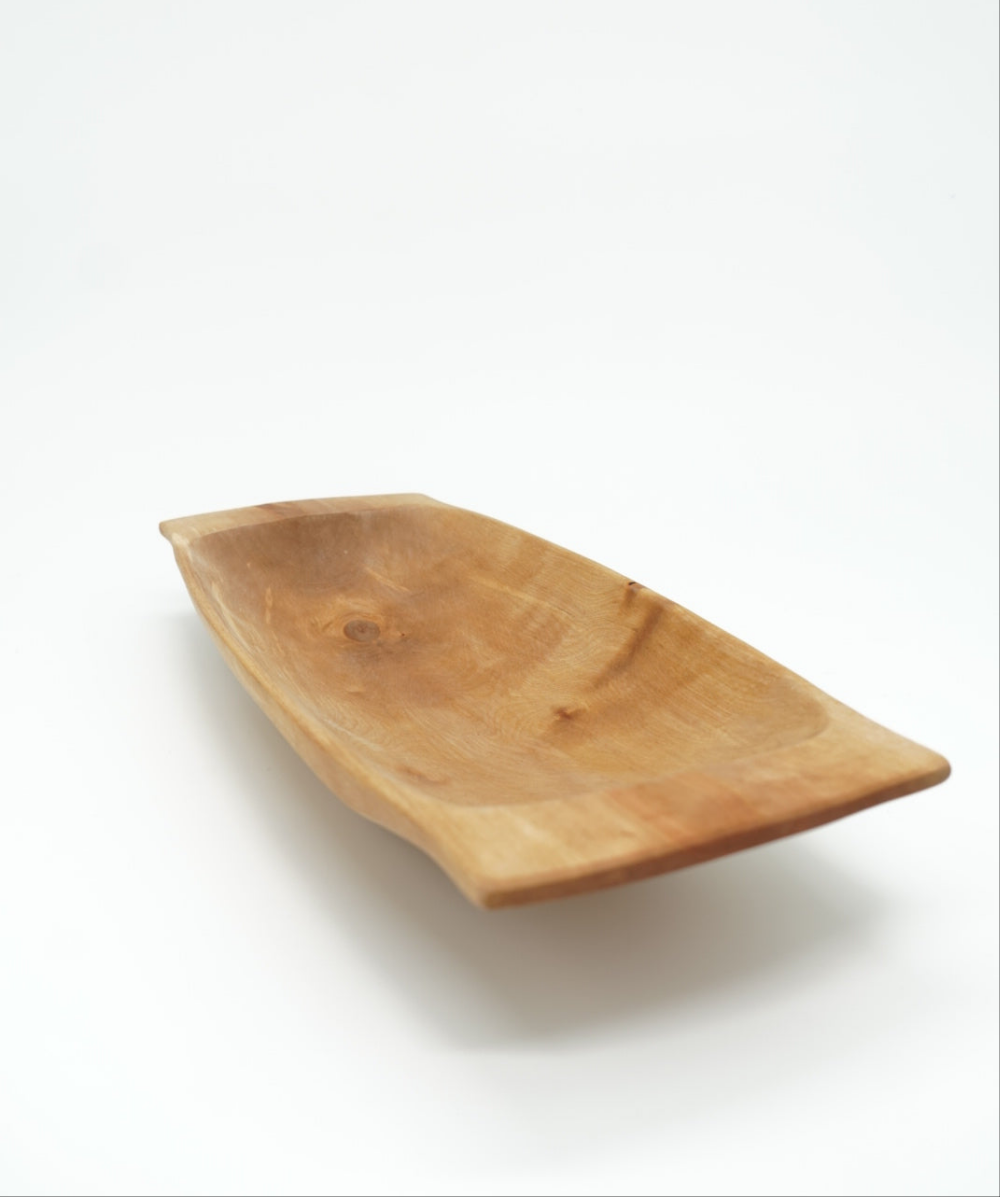 Tradisjonelt traubord i bjørk, perfekt for både dekorasjon og funksjon. Håndlaget med fokus på kvalitet og tidløs design. Finnes hos Snekkerbua.