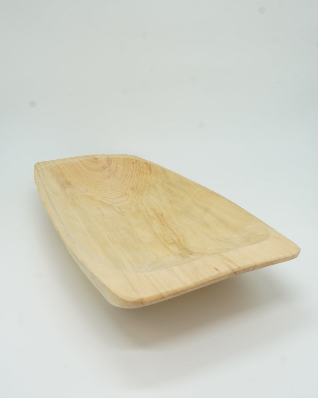 Håndlaget traubord i osp, ideelt for både dekorasjon og praktisk bruk. Holdbar og tidløs design fra Snekkerbua.