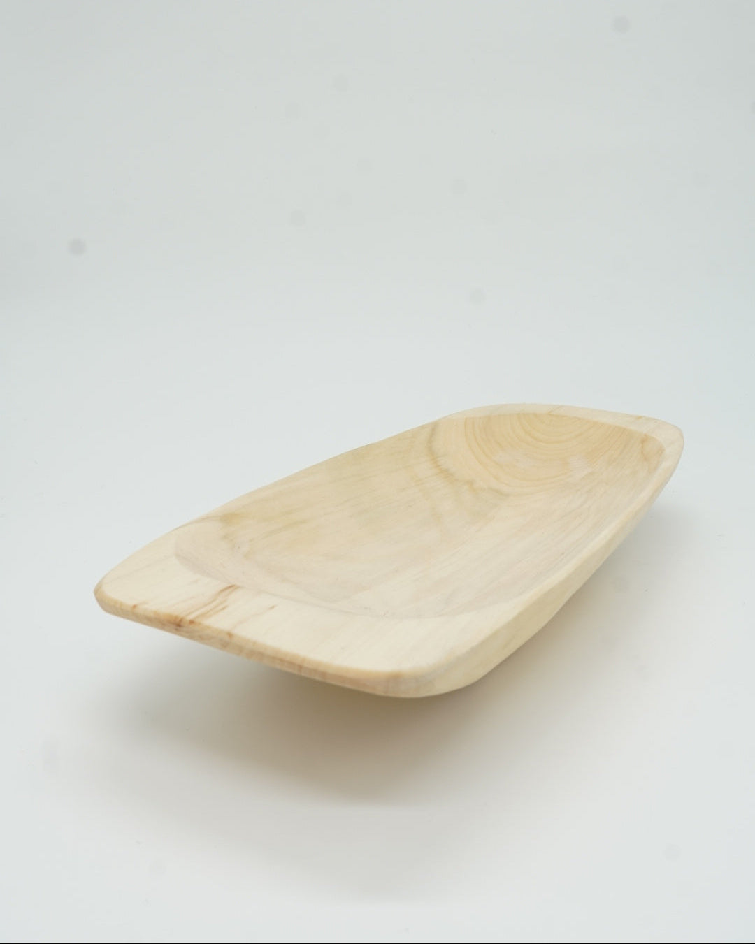 Håndlaget traubord i osp, ideelt for både dekorasjon og praktisk bruk. Holdbar og tidløs design fra Snekkerbua.
