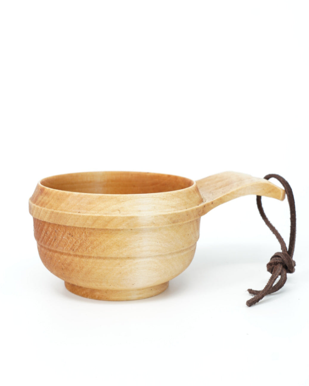 Dreiet trekopp i bjørk, håndlaget med et naturlig og tidløst design fra Snekkerbua. Perfekt for varme drikker eller som en dekorativ gjenstand.