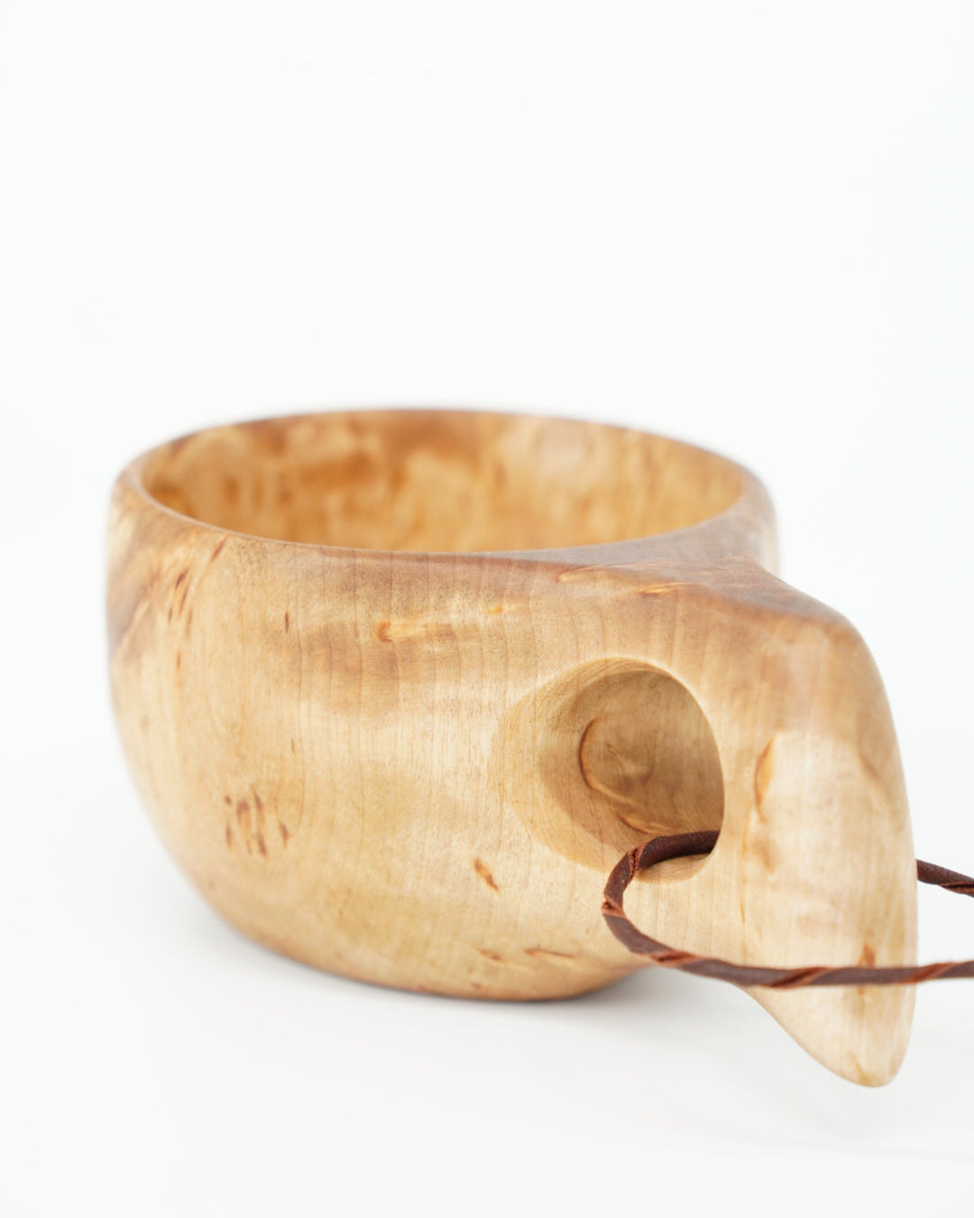 Trekopp med ett hull, laget av masurbjørk, håndlaget for å gi et unikt og funksjonelt design. Perfekt for servering eller som et kunstnerisk element i hjemmet, fra Snekkerbua.