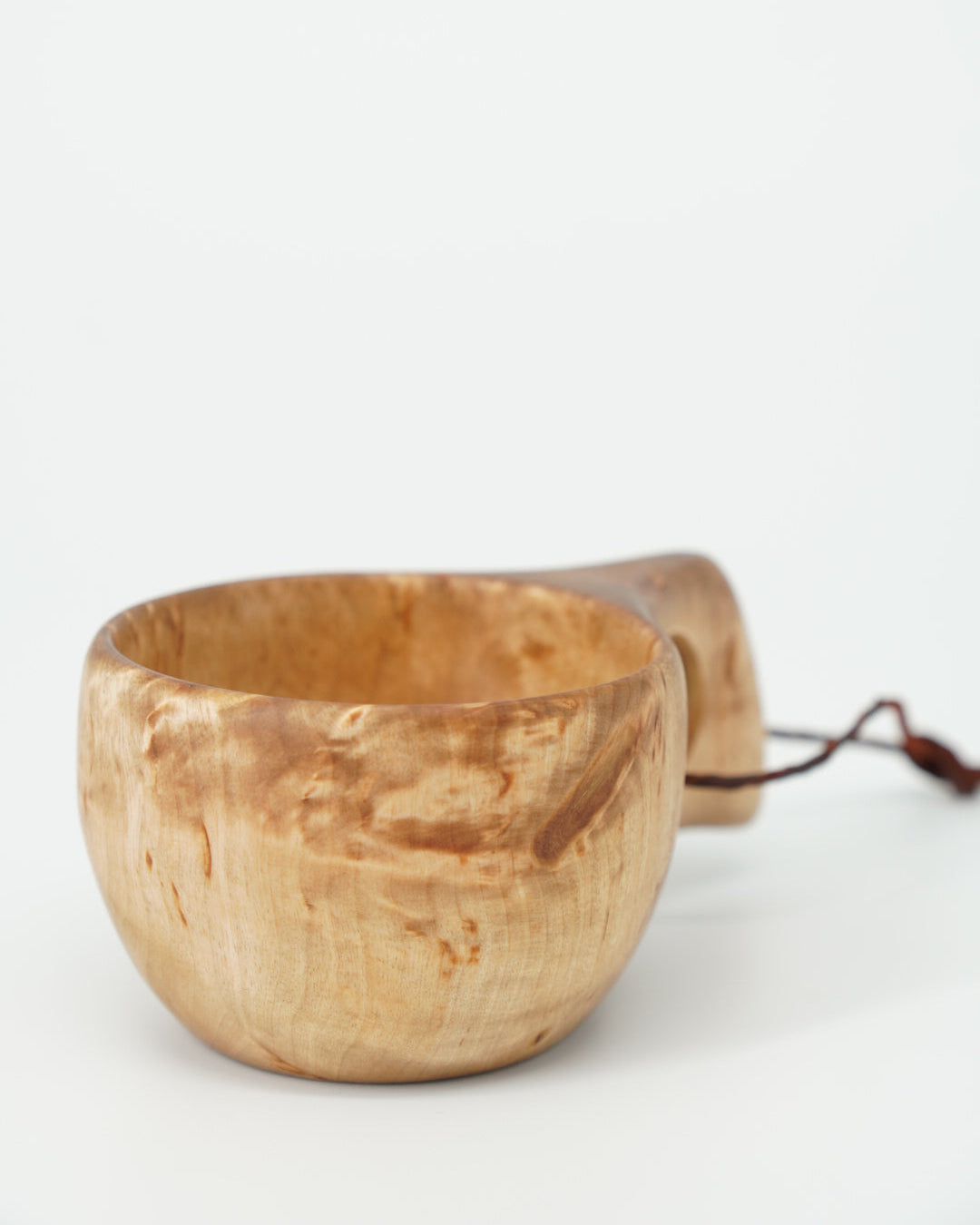 Trekopp med ett hull, laget av masurbjørk, håndlaget for å gi et unikt og funksjonelt design. Perfekt for servering eller som et kunstnerisk element i hjemmet, fra Snekkerbua.