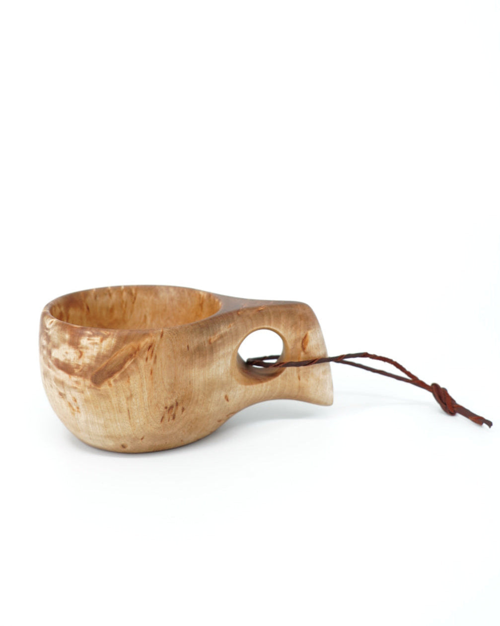 Trekopp med ett hull, laget av masurbjørk, håndlaget for å gi et unikt og funksjonelt design. Perfekt for servering eller som et kunstnerisk element i hjemmet, fra Snekkerbua.