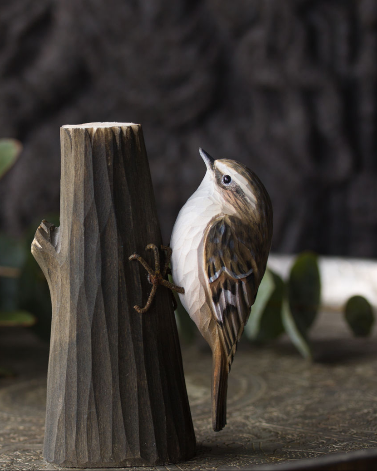 Trekryper i tre, håndlaget trefugl fra Snekkerbua. En detaljert og naturtro figur som passer perfekt som dekorasjon eller gave. Laget med kjærlighet for naturen og kvalitet.