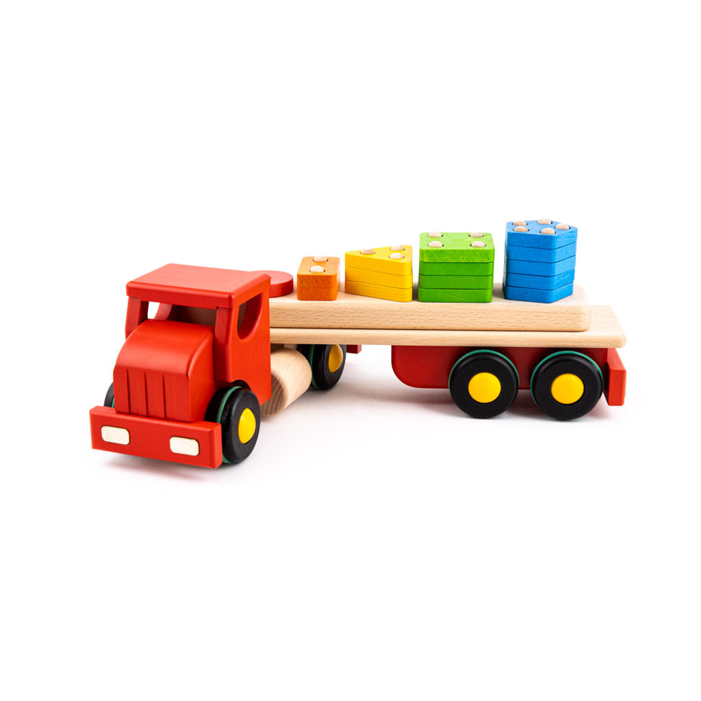 Trelastebil med geometriske figurer, en leke fra Snekkerbua. Perfekt for barn, laget i tre med fargerike geometriske figurer for å stimulere kreativitet og motoriske ferdigheter. Håndlaget og trygt designet for lek.