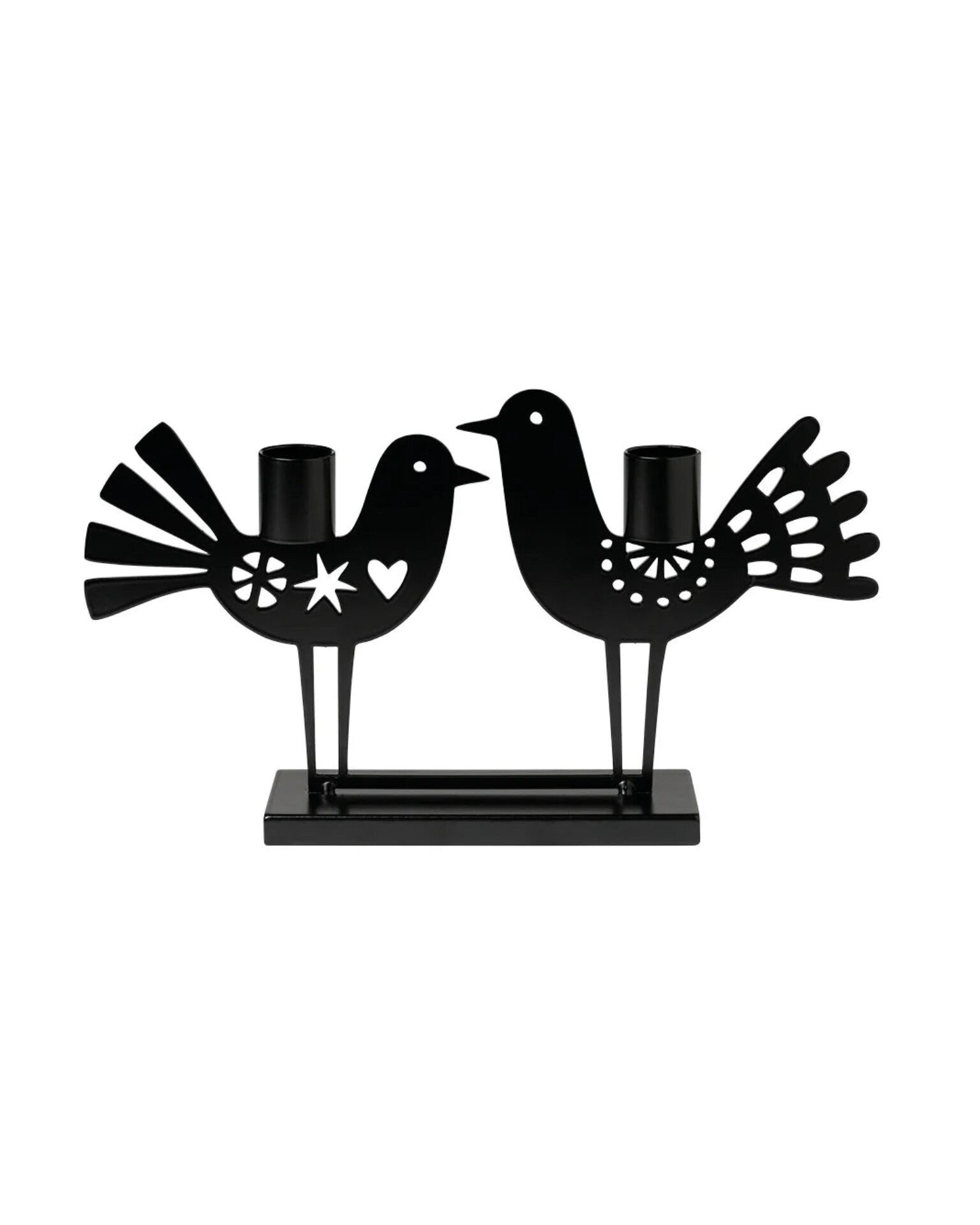 Two Birds jernlysestake fra Snekkerbua. Denne vakre lysestaken er laget av solid smijern, og har et delikat design med to fugler i stilisert form. Perfekt for å skape en koselig atmosfære i hjemmet, enten som borddekorasjon eller på en hylle. Lysestaken gir et klassisk, tidløst preg og passer inn i både moderne og tradisjonelle interiørstiler. En ideell gave til de som setter pris på detaljerte, håndlagde produkter.