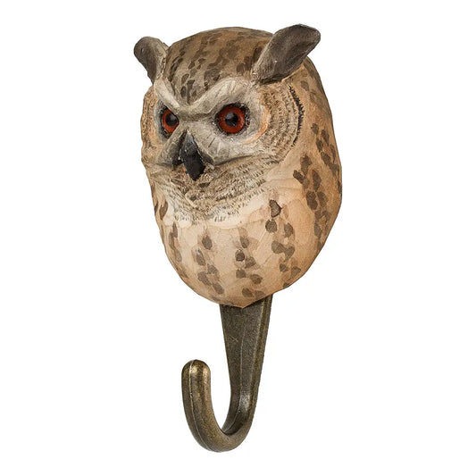 Ugle-Krok fra Wildlife Garden hos Snekkerbua. Denne krokens design er inspirert av den majestetiske uglen, og den gir et naturlig og rustikt preg til ethvert rom. Laget av høykvalitets materialer, gir den både funksjonalitet og et kunstnerisk innslag til hjemmet. Perfekt for å henge klær, nøkler eller små dekorative gjenstander. Wildlife Garden-utseendet bringer naturen inn i hjemmet ditt.