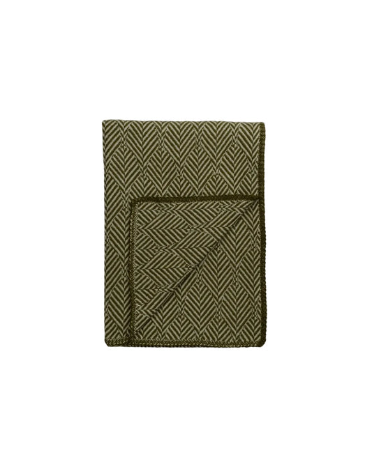 Under a Tree Rørospledd i myk og varm ull fra Røros Tweed, med dekorativt naturinspirert motiv. Norskprodusert kvalitetspledd som gir lun stemning i sofaen, på hytta eller som en del av et stilrent og nordisk interiør.