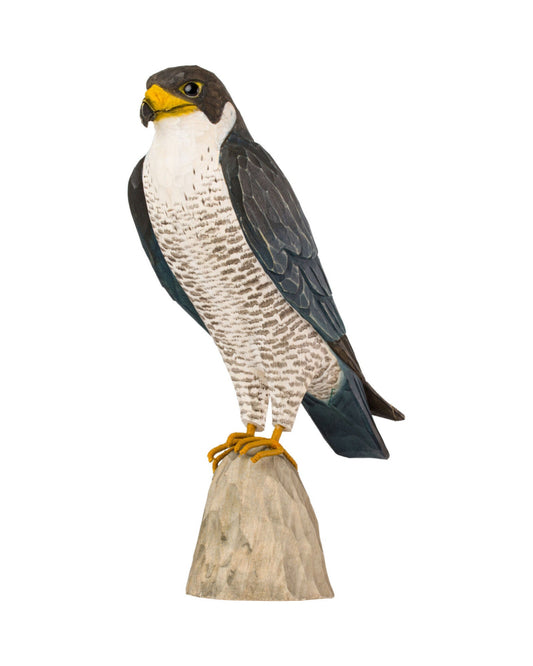 Vandrefalk - Trefugl fra Snekkerbua. Denne detaljrike og vakre treskulpturen av en vandrefalk er laget for å fange essensen av denne imponerende rovfuglen. Perfekt som en dekorativ detalj i hjemmet eller som en gave til naturinteresserte. Trefuglen er laget av kvalitetsmateriale og har et naturlig, rustikk utseende som fremhever både håndverk og naturens skjønnhet.
